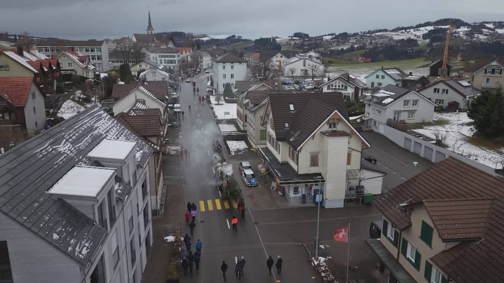 Baumstamm-Folklore: So feiert Urnäsch seinen Blochmontag