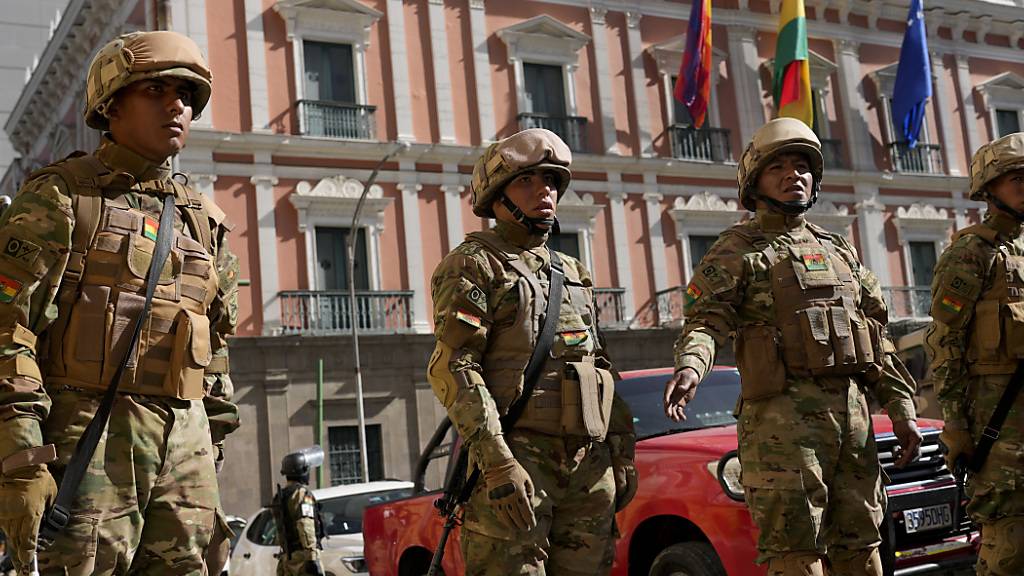 Soldaten stehen Wache vor dem Präsidentenpalast auf der Plaza Murillo. Foto: Juan Karita/AP