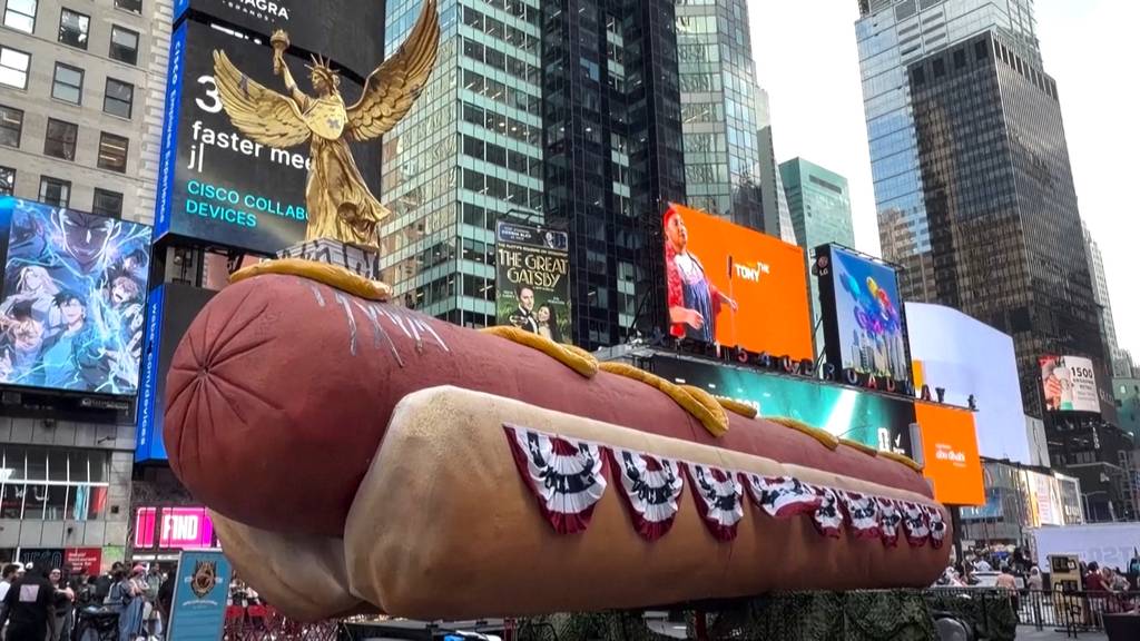 20  Meter langer Hotdog schmückt den Times Square in New York
