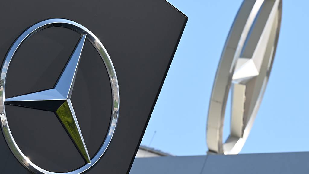 Mercedes-Benz ruft wegen möglicher Bremsprobleme weltweit fast eine Million ältere Fahrzeuge zurück. (Archivbild)