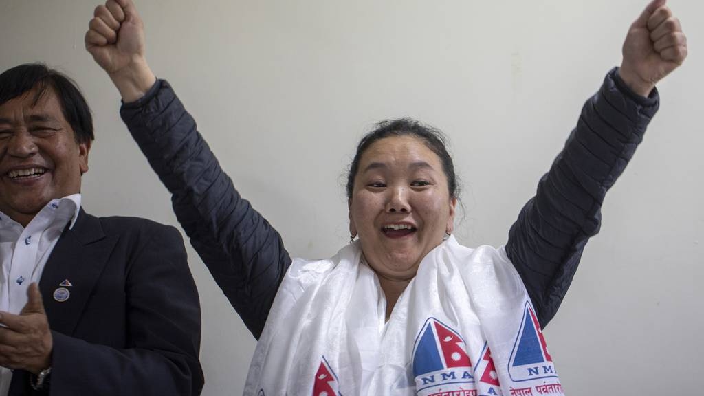 Nepalesin erklimmt den Mount Everest zum zehnten Mal