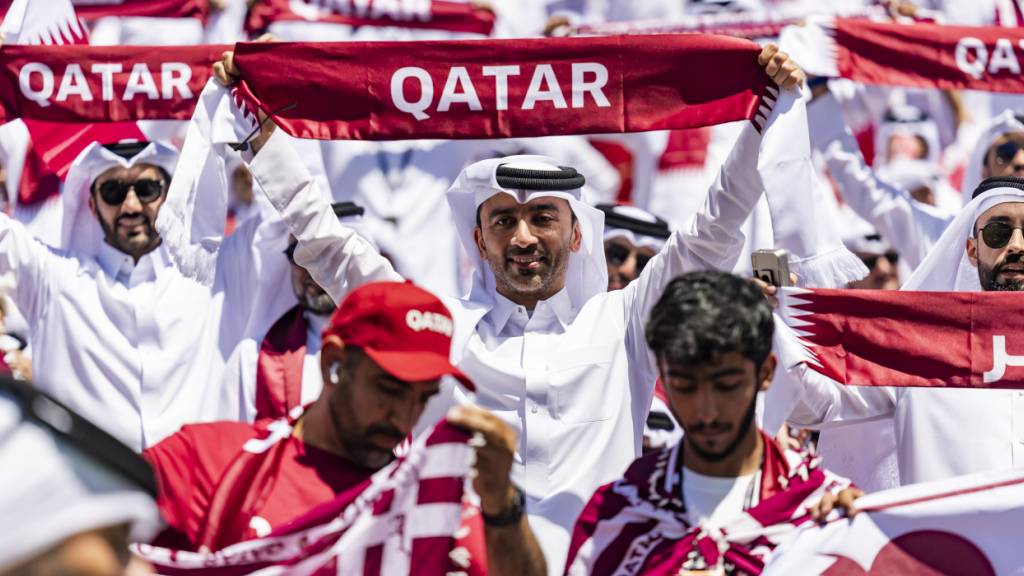 Paid content: Vom Emir alimentierte katarische Fans machen im Match gegen die Schweiz Stimmung