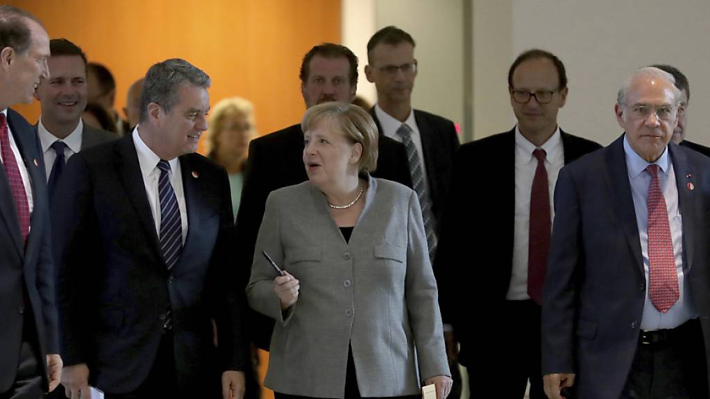 Die deutsche Kanzlerin Angela Merkel (Bildmitte) hat am Dienstag mit den Chefs von weltweiten Institutionen über die Entwicklung der globalen Wirtschaft diskutiert und weise Entscheide im Handelsstreit sowie beim Brexit gefordert.