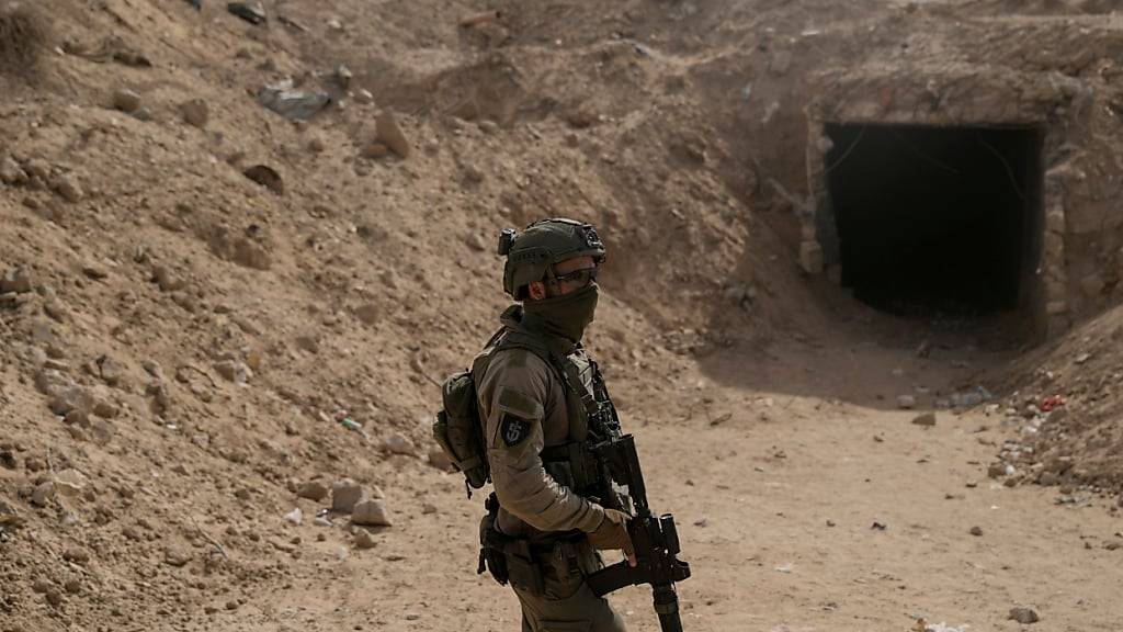 ARCHIV - Israelische Soldaten beziehen während einer Bodenoperation Stellung neben dem Eingang eines Tunnels, der nach Angaben des Militärs von Hamas-Kämpfern im südlichen Gazastreifen benutzt wurde. Foto: Leo Correa/AP/dpa