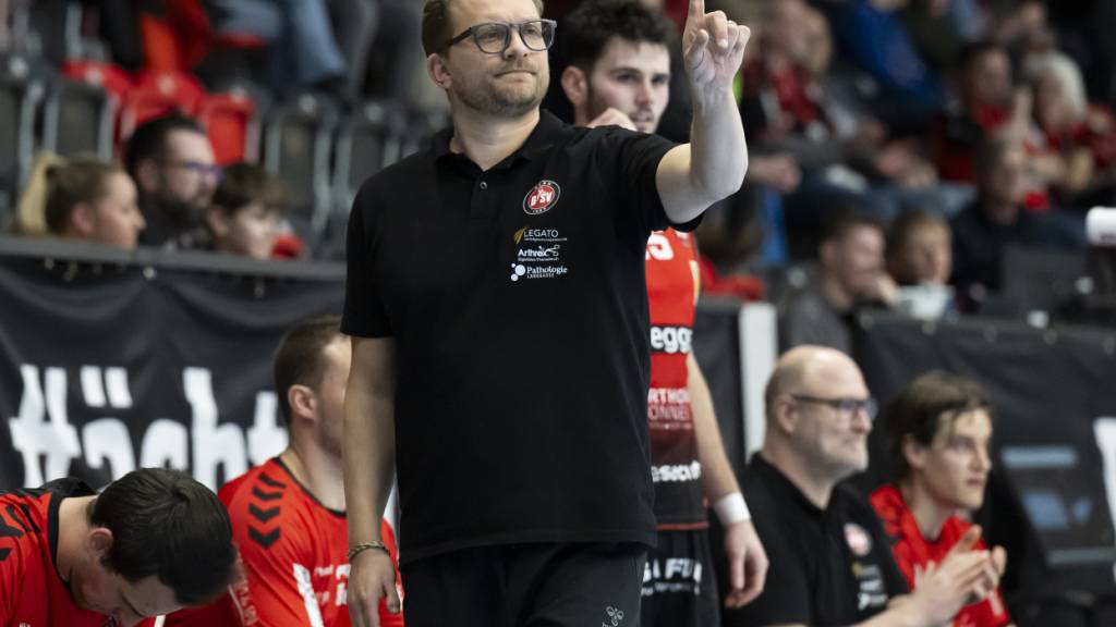 Berns Trainer David Staudenmann sieht, wie sein Team im Europacup problemlos in die nächste Runde einzieht