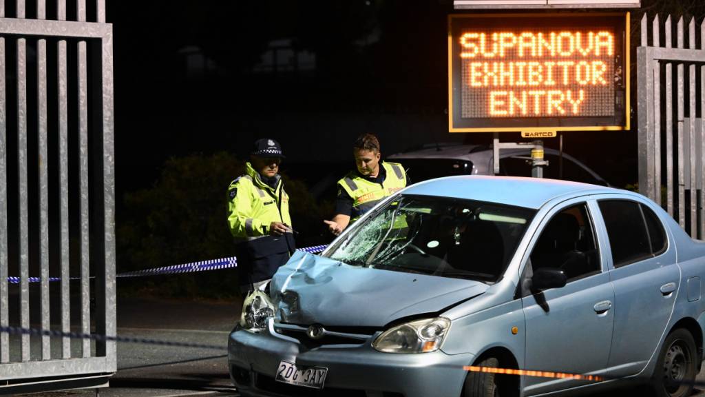 Absperrung in dem Areal in dem ein Auto während der Supanova-Messe auf dem Melbourne Showgrounds zwei Fußgänger anfuhr. Ein Mensch ist tot und ein weiterer schwebt in Lebensgefahr, nachdem ein Auto in der australischen Metropole Melbourne in eine Menschengruppe gefahren sein soll. Foto: Joel Carrett/AAP/dpa