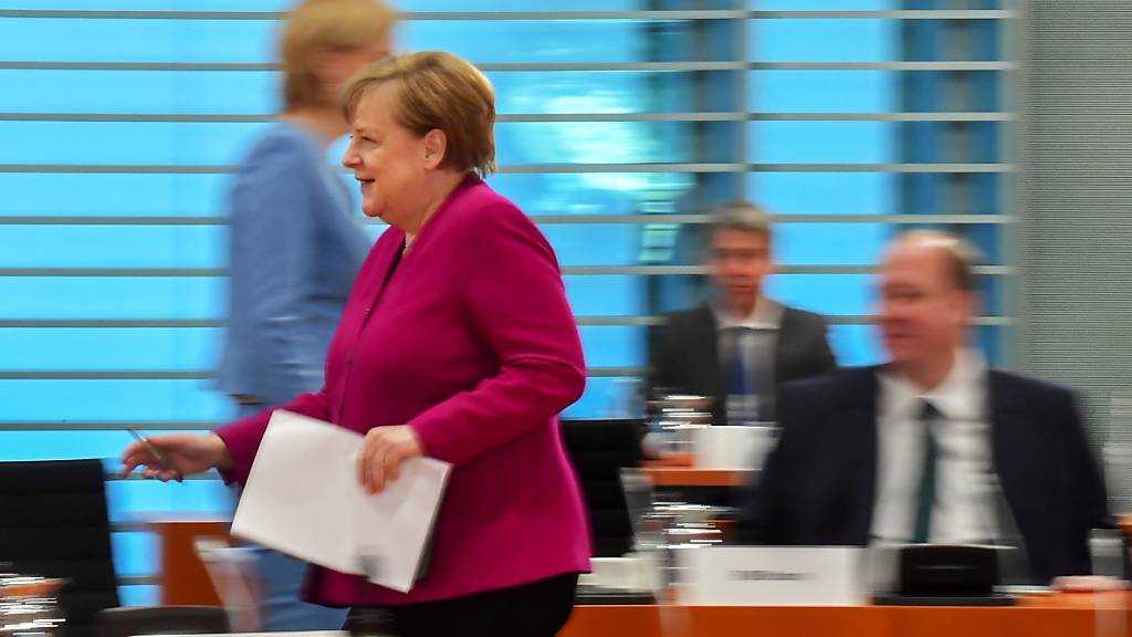 Bundeskanzlerin Angela Merkel (CDU) kommt zur Kabinettssitzung. Foto: Tobias Schwarz/AFP-Pool/dpa