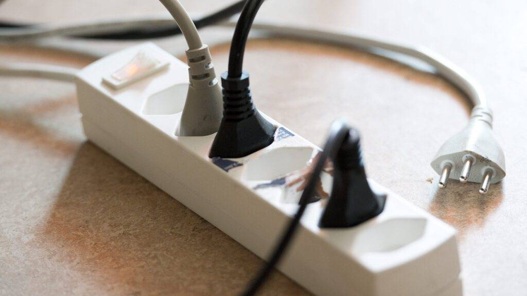 Die Strompreise im Kanton Schaffhausen bleiben 2026 praktisch unverändert, wie das Elektrizitätswerk des Kantons Schaffhausen am Freitag mitteilte. (Symbolbild)