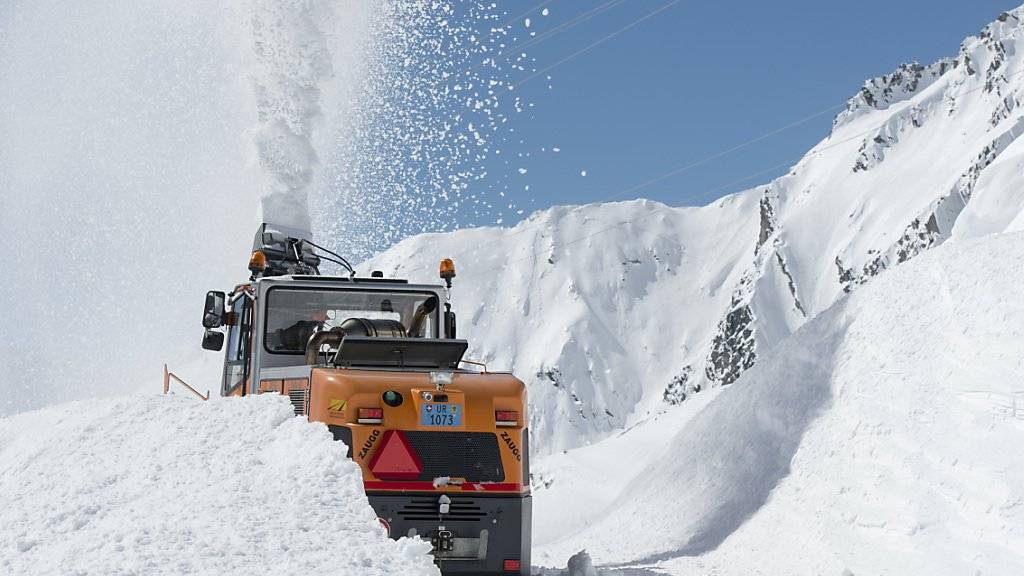 Die Schneeräumungsarbeiten waren intensiv, zumal im Gotthardgebiet bei Räumungsbeginn im April rund drei Mal so viel Schnee lag als üblich. Am Freitagnachmittag nun wird die Gotthardpassstrasse wieder für den Verkehr freigegeben. (Archivbild)