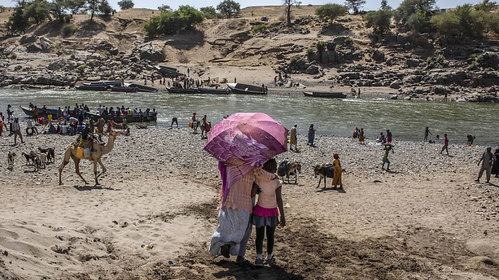 ARCHIV - Flüchtlinge, die vor dem Konflikt in der äthiopischen Region Tigray geflohen sind, kommen am Ufer des Tekeze-Flusses an der sudanesisch-äthiopischen Grenze im Osten des Sudan an. Foto: Nariman El-Mofty/AP/dpa
