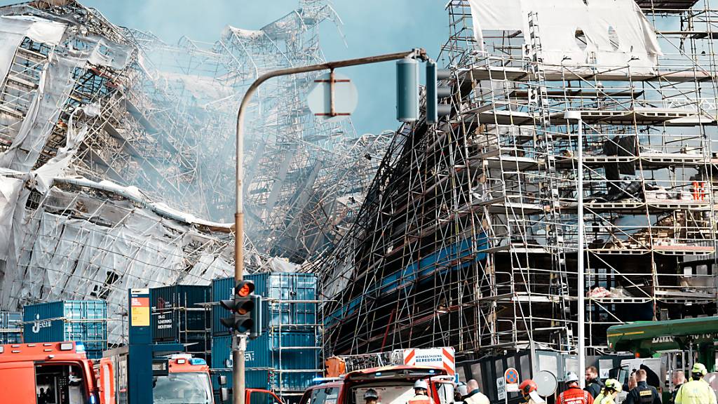 Die Außenwand der alten Börse ist in Richtung Boersgade eingestürzt. Ein Feuer wütete am Dienstag in einem der ältesten Gebäude Kopenhagens. Foto: Thomas Traasdahl/Ritzau Scanpix Foto/AP/dpa - ACHTUNG: Nur zur redaktionellen Verwendung und nur mit vollständiger Nennung des vorstehenden Credits