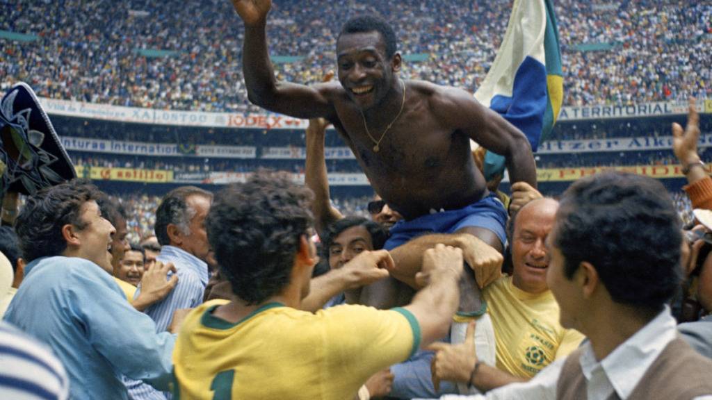 Der Fussballkönig: Pelé feiert mit seinen Teamkollegen 1970 in Mexiko seinen dritten WM-Titel