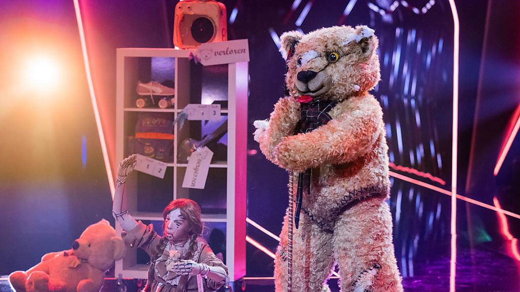 ARCHIV - Die Figur «Der Teddy» steht in der Prosieben-Show «The Masked Singer» auf der Bühne. Der Teddy wird am 30.10.2021 bei der ProSieben-Show «The Masked Singer» krankheitsbedingt ausfallen. Foto: Rolf Vennenbernd/dpa