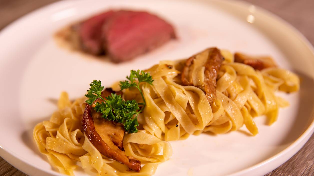 Rindsfilet mit selbstgemachten Tagliatelle, frischen Steinpilzen und Trüffel