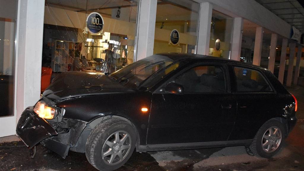 Das Auto der Unglücksfahrerin ist schrottreif, am Gebäude entstand ein Sachschaden in der Höhe von 5000 Franken.