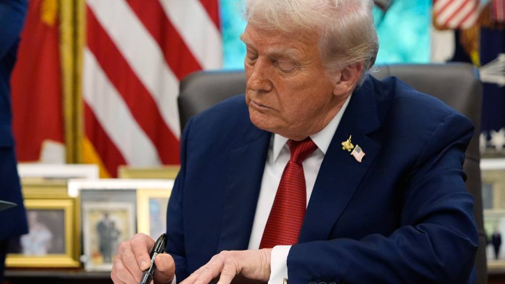 US-Präsident Donald Trump unterzeichnet im Oval Office des Weißen Hauses ein Memorandum zur Todesstrafe im District of Columbia. Foto: Alex Brandon/AP/dpa