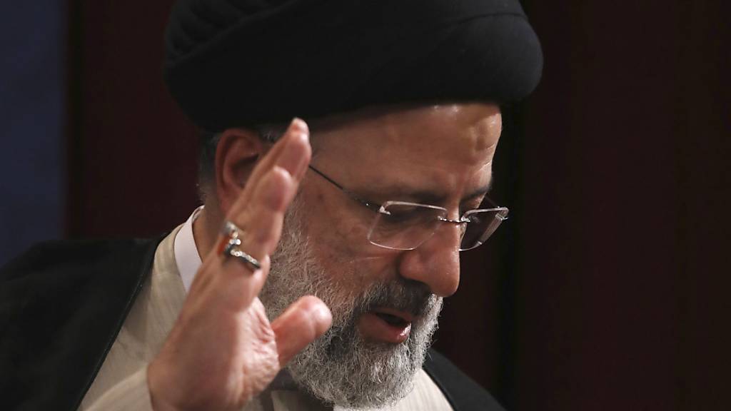 Der erzkonservative Kleriker Ebrahim Raisi hatte die Präsidentenwahl im Juni als Spitzenkandidat der Hardliner gewonnen. Der 60-Jährige wird nach Ansicht von Beobachtern die moderate Atompolitik der Vorgängerregierung nicht weiterführen.