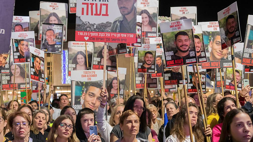 ARCHIV - Menschen versammeln sich, um die Freilassung von Geiseln zu fordern, die im Gazastreifen von der Hamas festgehalten werden. Foto: Israel Hadari/ZUMA Press Wire/dpa