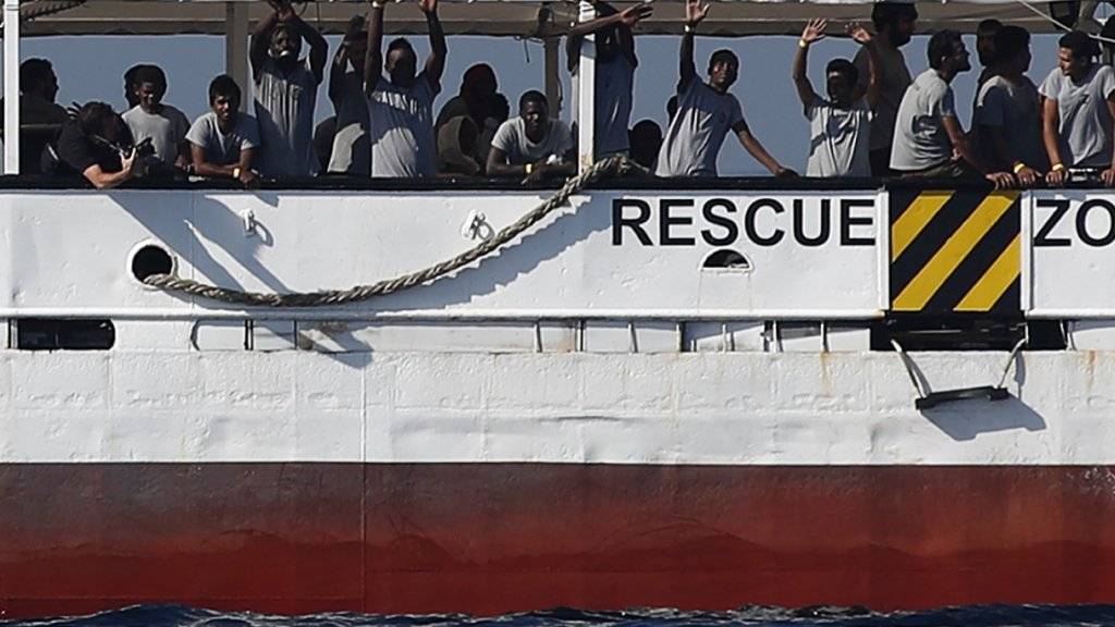 Migranten aus Afrika auf einem Schiff der spanischen Hilfsorganisation Proactiva Open Arms vor Spanien. (Archivbild)