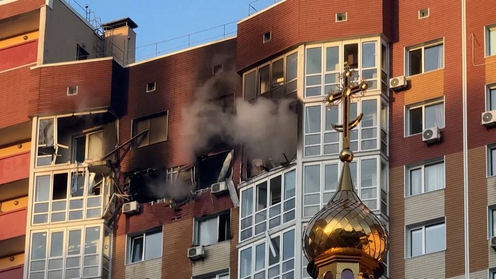 Drohne schlägt in Wohnhaus ein: Ein Toter bei Angriff in Kiew