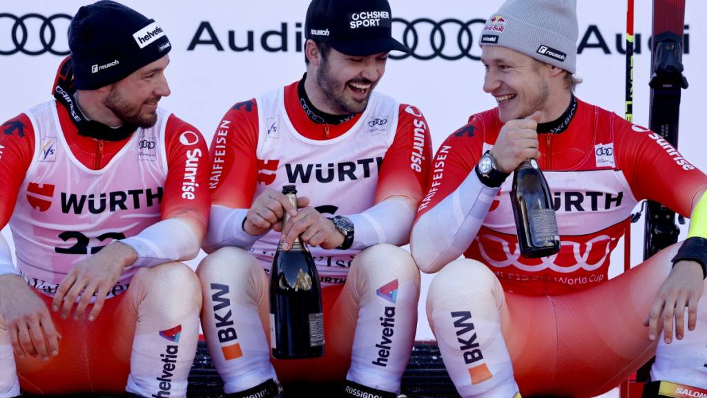 Loïc Meillard (Mitte), Luca Aerni (links) und Marco Odermatt feiern in Val d'Isère einen Schweizer Dreifachsieg