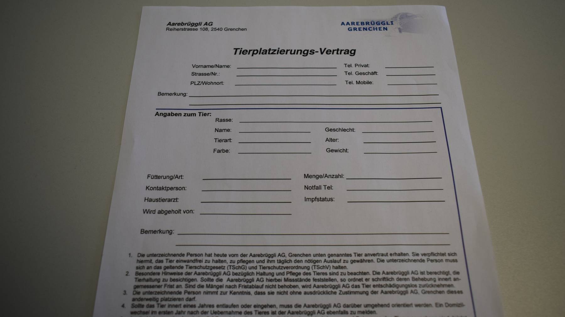 Bei der Übernahme eines Tieres aus dem Tierheim Aarebrüggli wird ein Vertrag ausgestellt, worauf die wichtigsten Bedingungen festgehalten sind.