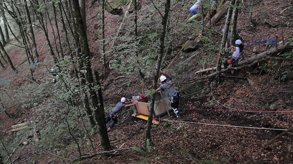 Beim Absturz einer Seilbahn in Innerthal im Kanton Schwyz waren 2013 zwei Menschen gestorben - der Mann, der die Seilbahn bediente, wurde nun schuldig gesprochen. (Archivbild Kantonspolizei Schwyz)