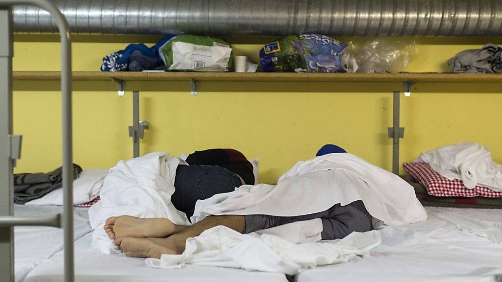 Asylsuchende schlafen in einer als Asylnotunterkunft genutzten Zivilschutzanlage in St. Gallenkappel.