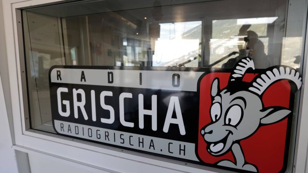 Aufkleber im Studio von Radio Grischa in Chur. Radio Grischa ist ein konzessioniertes Lokalradio der Somedia Mediengruppe. Der Sender war von Februar 2015 bis zum Dezember 2024 unter dem Namen Radio Südostschweiz auf Sendung, bevor er wieder zum alten Namen zurückwechselte. (Archivbild)