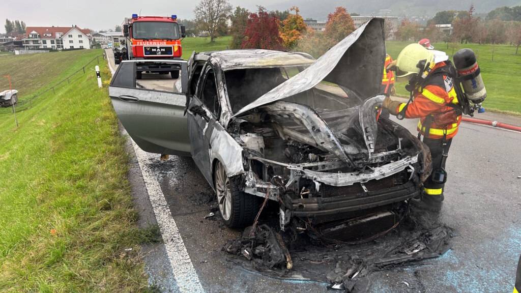 Während der Löscharbeiten und der Strassenreinigung musste die Rorschacherstrasse für rund eine Stunde gesperrt werden.
