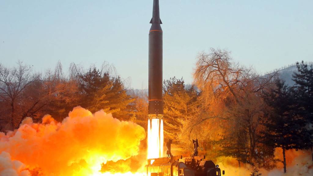 HANDOUT - Testabschuss einer Hyperschallrakete durch die Koreanische Akademie für Verteidigungswissenschaften. Foto: -/KCNA/dpa