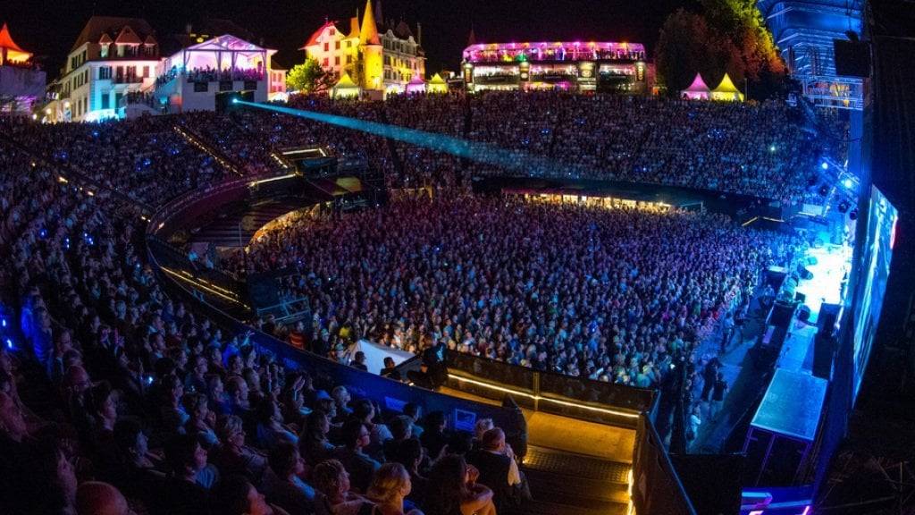 Zum Bersten voll: Die Arena von Avenches am Mittwoch während dem Konzert des französischen Sängers Florent Pagny (Archiv)