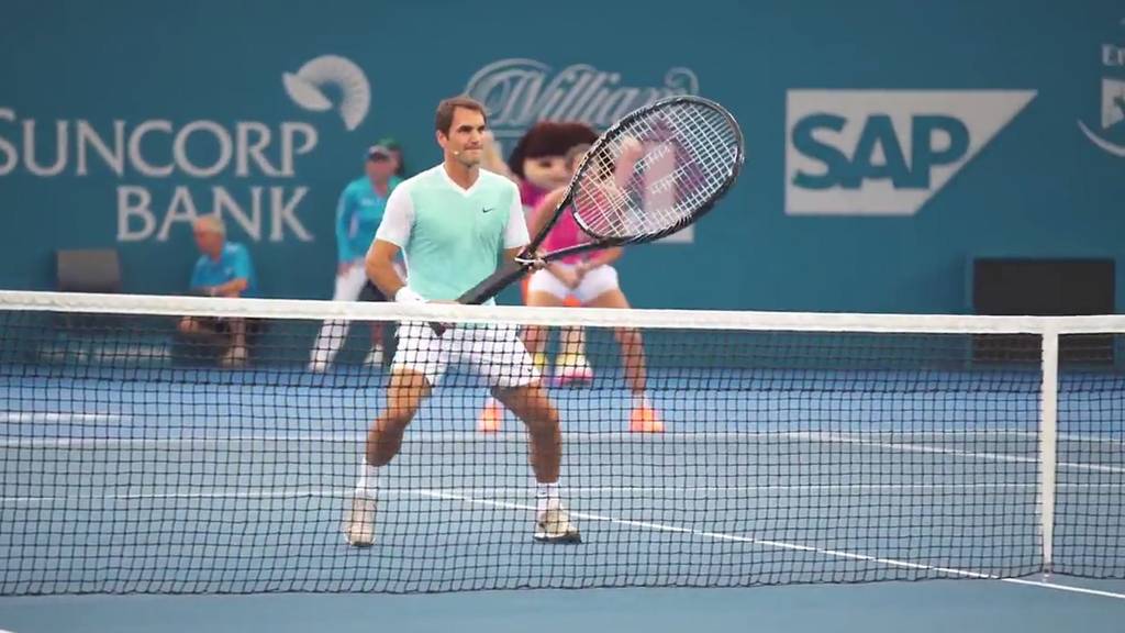 Roger Federer hat seine liebe Mühe mit dem Riesen-Racket (Screenshot)