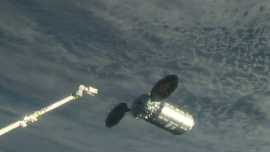 Der Raumfrachter «Cygnus» bereitet sich zum Andocken an der Internationalen Raumstation ISS vor.