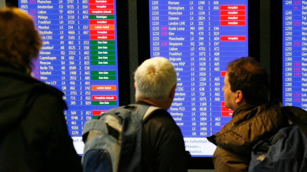 Verspätungen am Flughafen Zürich: Statt 44 Minuten wie im Vorjahr mussten Reisende diesen Sommer im Schnitt nur noch 38 Minuten auf ihren verspäteten Abflug warten. (Archivbild)