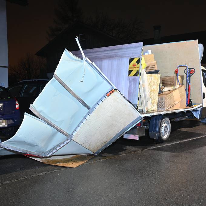 Mann (30) knallt mit Lieferwagen in Brücke und drei Autos 