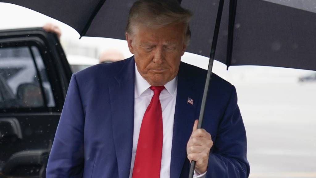 Der ehemalige Präsident Donald Trump geht auf Reporter zu, bevor er am Ronald Reagan Washington National Airport sein Flugzeug besteigt, nachdem er vor Gericht auf «nicht schuldig» plädiert hat. Foto: Alex Brandon/AP