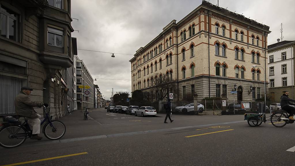 Der Regierungsrat sieht bei der Jugend-Asylunterkunft in der ehemaligen Kaserne keine Missstände. Weil die Zahl der unbegleiteten Minderjährigen laufend zunimmt, soll in Uster eine weitere Unterkunft eröffnet werden. (Archivbild)