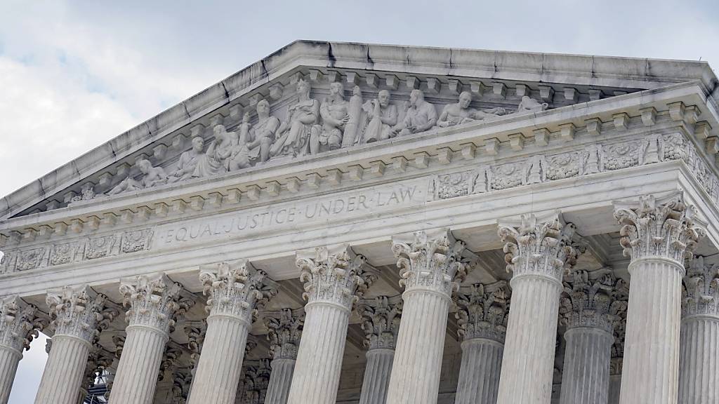 ARCHIV - Blick auf den Schriftzug des Supreme Court. Das Oberste Gericht der USA hält zwei Jahre nach Ende des landesweiten Rechts auf Schwangerschaftsabbruch den Zugang zu einer weit verbreiteten Abtreibungspille aufrecht. Foto: Mariam Zuhaib/AP/dpa