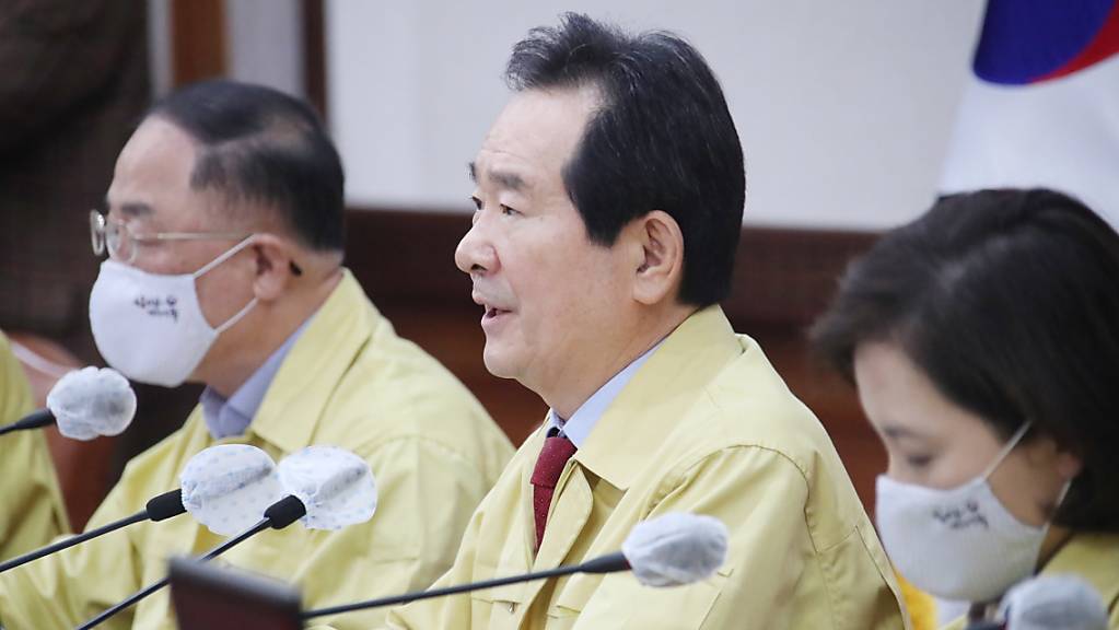 Südkorea verzeichnet erstmals seit Ausbruch der Coronakrise keine heimischen neu angesteckten Personen mehr. Im Bild der südkoreanische Premierminister Chung Sye-kyun (Mitte).