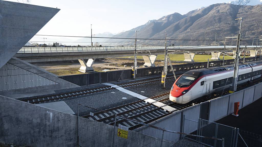 Die Eröffnung des Gotthard-Basistunnels 2016 und das verbesserte öV-Angebot haben den Personenverkehr auf der Schiene auf der Nord-Süd-Achse bis Ende 2019 um 28 Prozent ansteigen lassen. (Archivbild)