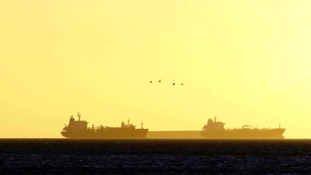 ARCHIV - Eine Gruppe von Öltankern wartet bei Sonnenuntergang auf die Einfahrt in das PDVSA-Dock in Guaraguao, um mit Öl versorgt zu werden. Foto: Juan Carlos Hernandez/ZUMA Wire/dpa