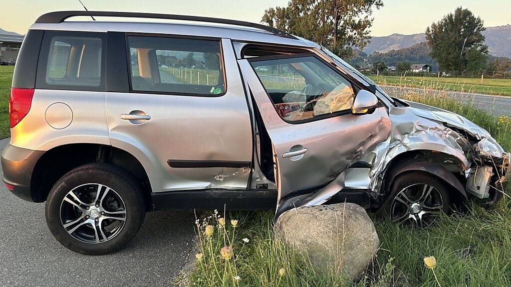 In diesem Auto wurden nach der Kollision mit einem Traktor in Reichenburg SZ beide Insassen verletzt.