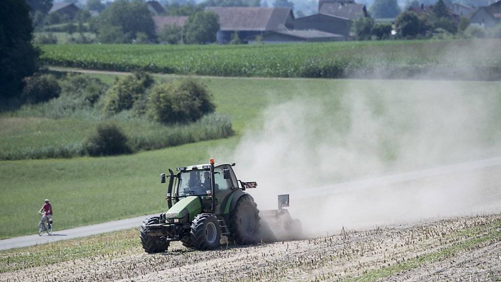 Es wird auch nächste Woche Staubwolken geben, wenn Landwirte mit ihren Traktoren über die Felder fahren. Am Montag beginnen die Hundstage und der Regen vom Wochenende brachte kaum Besserung für die trockenen Böden.