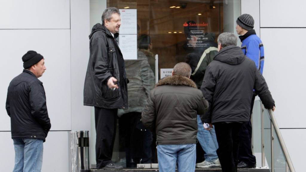 Kunden vor einer russischen Bankfiliale in Moskau. (Archivbild)