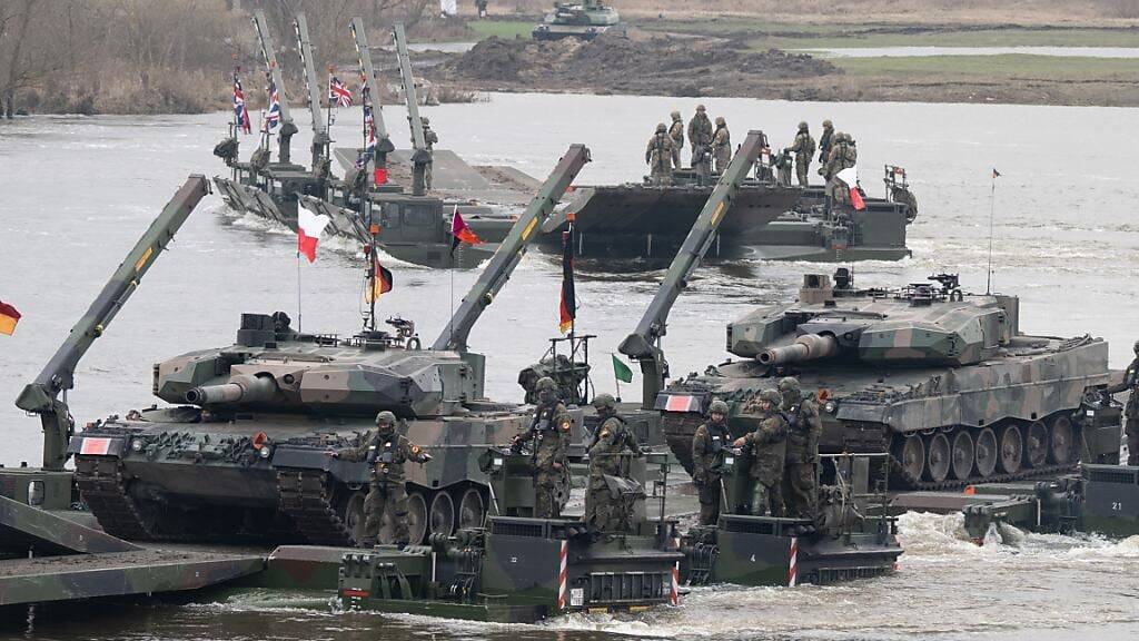 Soldaten nehmen an einer gemeinsamen Militärübung mit Streitkräften aus mehreren Nato-Ländern auf der Weichsel teil. Foto: Sebastian Kahnert/dpa