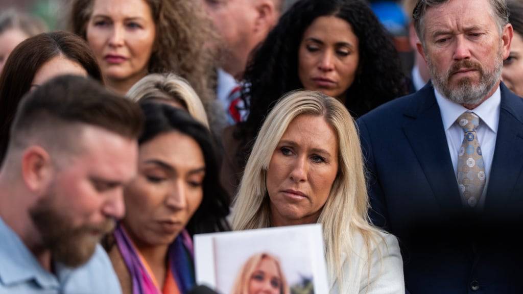 Die republikanischen Abgeordneten Marjorie Taylor Greene (2.vr) und Thomas Massie (r) reagieren während einer Pressekonferenz zum Epstein Files Transparency Act vor dem US-Kapitol. Foto: Julia Demaree Nikhinson/AP/dpa