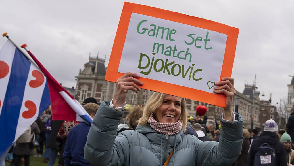 Eine Protestteilnehmerin hält während einer Demonstration in Amsterdam ein Schild hoch. In der niederländischen Hauptstadt sind am Sonntag nach Angaben der Nachrichtenagentur ANP erneut Tausende Menschen zusammengekommen, um gegen die Corona-Politik der niederländischen Regierung zu protestieren.