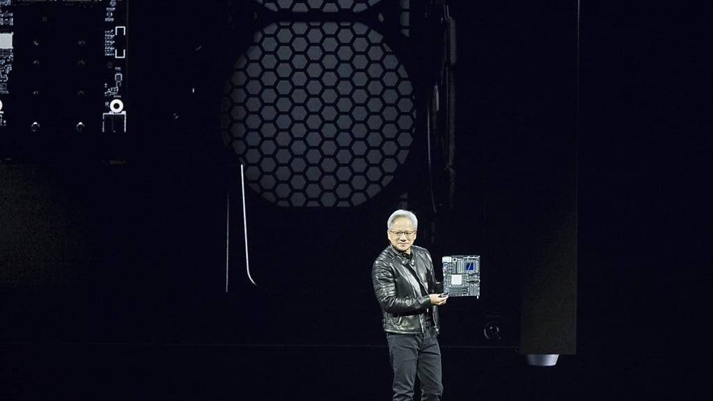 Nvidia-Chef Jensen Huang erklärte am Montag, die Hochleistungschips für Künstliche Intelligenz (KI) würden künftig «erstmals in den Vereinigten Staaten hergestellt». (Archivbild)