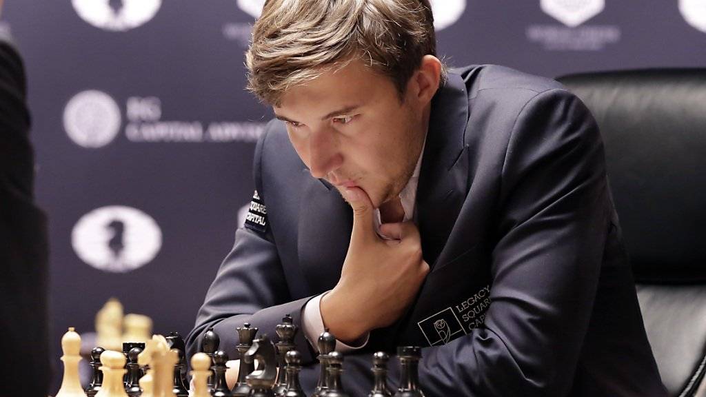Mit den schwarzen Figuren zum ersten Sieg: Sergej Karjakin schlägt den Titelverteidiger Magnus Carlsen in New York an der Schach-WM nach 52 Zügen.